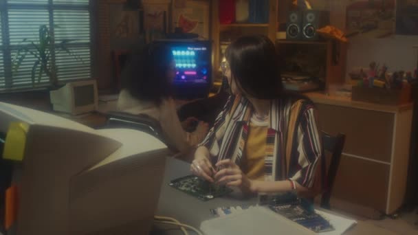 Jonge Blanke Vrouw Met Lang Donker Haar Repareert Computer Hardware — Stockvideo