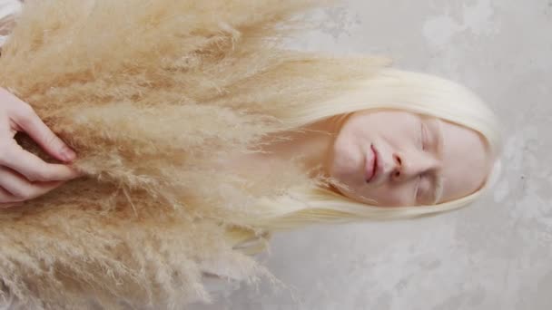 Portrait Vertical Studio Jeune Femme Caucasienne Avec Albinisme Debout Avec — Video