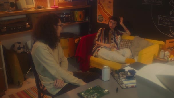 在90年代的车库办公室里 年轻男女在休息时间谈论某件事的慢镜头 — 图库视频影像