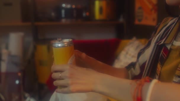 Medium Close Van Jonge Vrouw Met Bril Opening Citroenblikje Drinken — Stockvideo