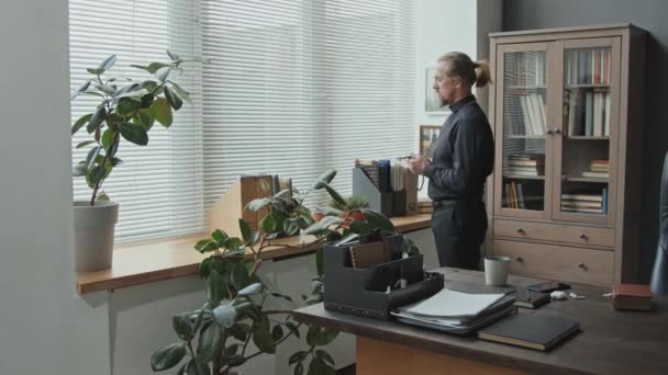现代成熟的高加索天主教牧师手握念珠站在办公室的窗前向上帝祈祷 — 图库视频影像