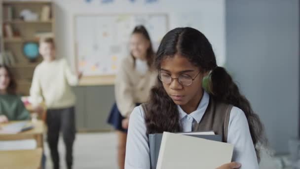 Selektiv Fokus Skott Tonåring Afroamerikansk Flicka Bär Glasögon Som Håller — Stockvideo