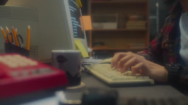 年轻的中东程序员在老式的办公室电脑上输入代码 有选择地拍摄焦点 — 图库视频影像
