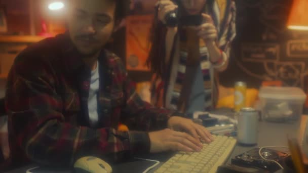 Captura Foco Seletiva Dois Jovens Programadores Terminando Trabalho Software Enquanto — Vídeo de Stock