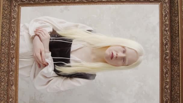 Pionowy Średni Portret Młodej Albinoski Ubranej Zabytkowe Ubrania Gorsetem Górze — Wideo stockowe