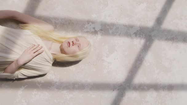 Vertikální Studiový Portrét Krásné Mladé Ženy Albinismem Strabismem Pózující Kameře — Stock video