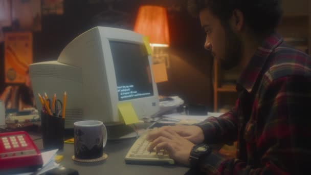 位于车库里的90年代初创办公室 年轻的中东开发人员坐在电脑主机前研究计算机代码 — 图库视频影像