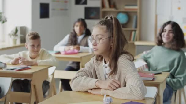 Selektive Fokusaufnahme Ethnisch Unterschiedlicher Mittelschüler Die Schreibtischen Klassenzimmer Sitzen Und — Stockvideo