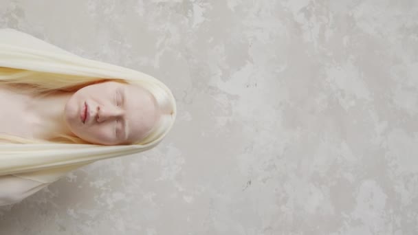 Κάθετη Πορτραίτο Στούντιο Της Νεαρής Γυναίκας Albino Φορώντας Πέπλο Στέκεται — Αρχείο Βίντεο