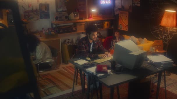 中东年轻人在台式机上工作 而他的同事在玩电子游戏和放松身心的全景 — 图库视频影像