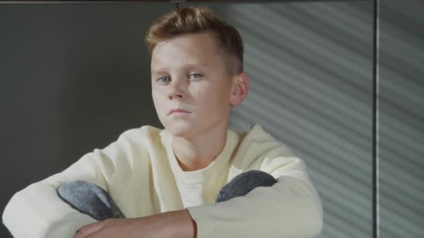 Μέτριο Κοντινό Πλάνο Αργή Απαθής Έφηβος Κάθεται Στο Πάτωμα Γυρίζοντας — Αρχείο Βίντεο