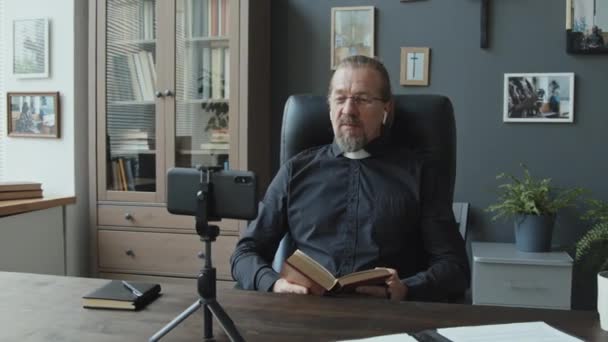 Porträtt Mogna Kaukasiska Katolska Pastor Sitter Vid Skrivbordet Framför Smartphone — Stockvideo