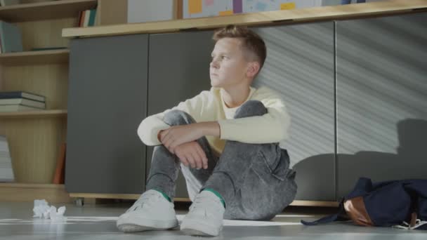 Porträt Eines Teilnahmslosen Teenagers Lässiger Kleidung Der Klassenzimmer Auf Dem — Stockvideo