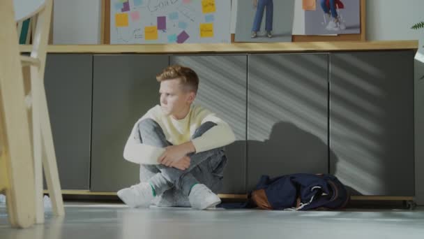 Einsamer Depressiver Teenager Mit Problemen Der Klassenzimmer Auf Dem Boden — Stockvideo