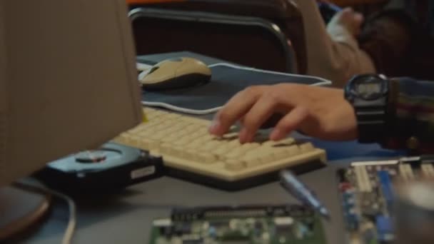 Masaüstü Bilgisayarı Üzerinde Çalışırken Bilgisayar Oyunu Oynarken Ların Estetiği Ile — Stok video
