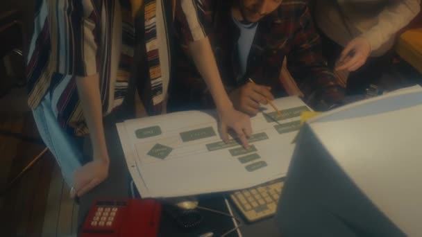 若いクリエイティブな男性と女性のハイアングルビューショットが座って机に立って作業計画を議論し 90年代のコンセプトでスタート — ストック動画