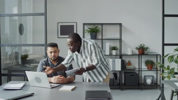 Jonge Afro Amerikaanse Manager Gemeen Tegen Zijn Midden Oosterse Collega — Stockvideo