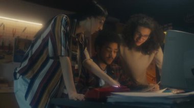 Etnik çeşitlilikte gündelik giysiler giyen genç erkek ve kadın 90 'ların konseptinde plan, başlangıç tartışmaları üzerinde birlikte çalışıyorlar.