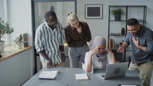 Grupo Três Colegas Multi Étnicos Fazendo Troça Seu Colega Muçulmano — Vídeo de Stock