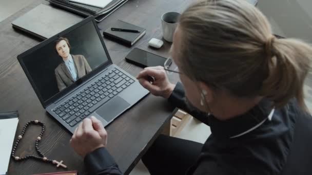노트북에 사무실에서 테이블에 가톨릭 사제의 — 비디오