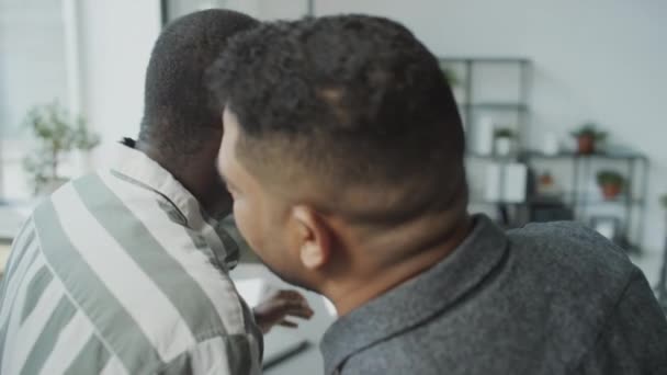사무실에 아프리카계 미국인과 남자의 선택적인 그들의 동료를 — 비디오