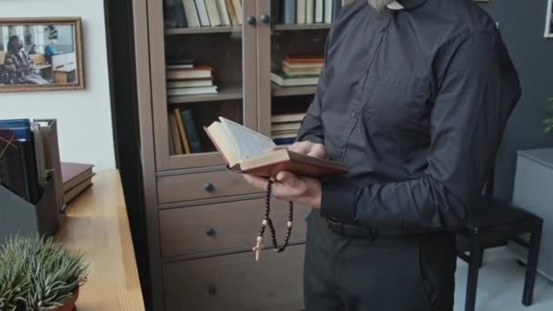Tilt Medium Portret Van Moderne Katholieke Priester Met Bijbelboek Rozenkrans — Stockvideo