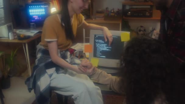 一群不同种族的年轻程序员和开发人员在休息时间玩得很开心 男人和女人在做有趣的握手 90年代的美学 — 图库视频影像