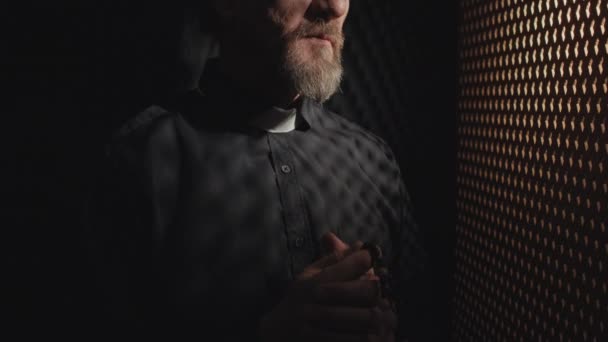 Közepes Közelkép Billenés Felvétel Katolikus Pap Beszélgetett Vezeklő Gyónás — Stock videók
