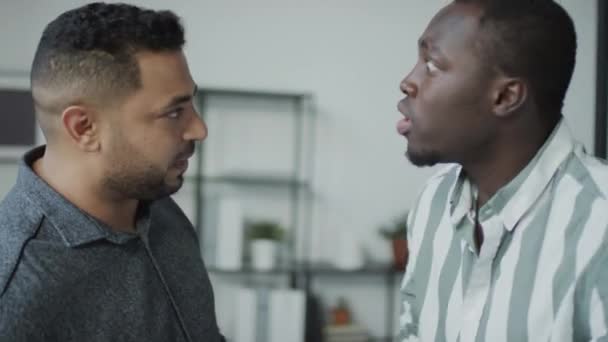 Afrikalı Amerikalı Bir Adam Orta Doğulu Arkadaşına Zorbalık Ediyor Sonra — Stok video