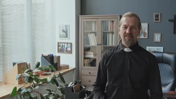 Közepes Portré Egy Magabiztos Érett Katolikus Papról Szakállal Arcán Ahogy — Stock videók