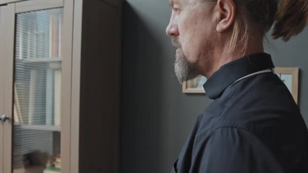 성숙한 코카서스 사제의 기울여 구슬을 하나님께 기도하는 사무실에 — 비디오