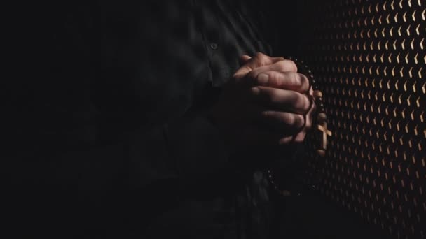 Nahaufnahme Eines Nicht Wiederzuerkennenden Katholischen Priesters Der Rosenkranzperlen Den Händen — Stockvideo