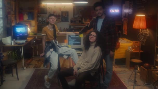 不同种族的青年男女站在车库办公室里 对着摄像机微笑的集体画像 90年代的美学 — 图库视频影像