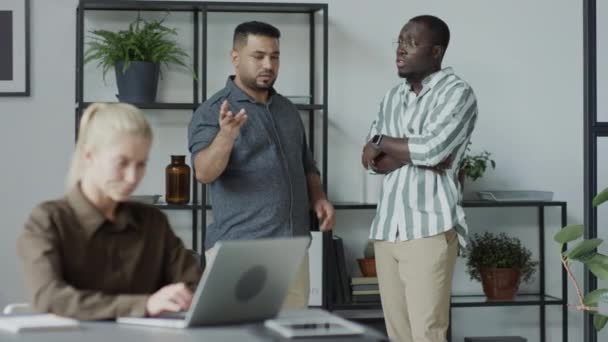 Hombres Afroamericanos Del Medio Oriente Pie Detrás Compañera Trabajo Difamándola — Vídeo de stock