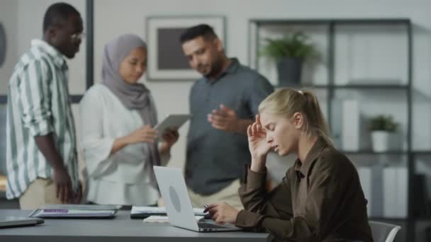 Выборочный Снимок Напряженной Белой Женщины Работающей Ноутбуке Офисе Чувствующей Себя — стоковое видео