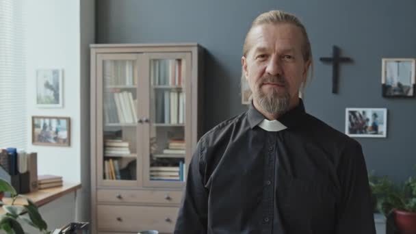 Mittleres Porträt Eines Gut Gelaunten Katholischen Priesters Der Mit Verschränkten — Stockvideo