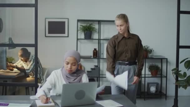作为经理工作的白人妇女在心理上骚扰和虐待她的穆斯林下属 — 图库视频影像