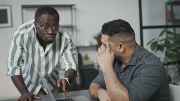 Gerente Afroamericano Insultando Deprimido Trabajador Oriente Medio Con Palabras Duras — Vídeos de Stock