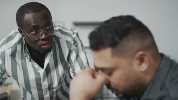Selectieve Focusshot Van Een Arrogante Afro Amerikaanse Man Die Depressieve — Stockvideo