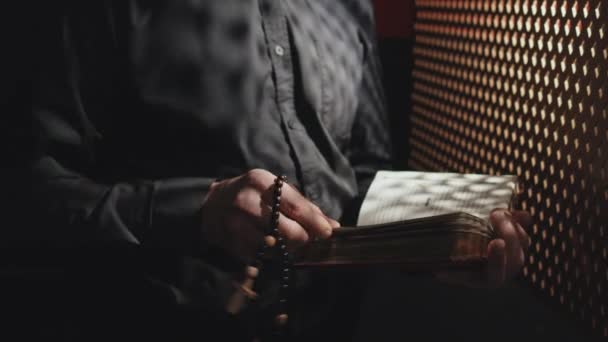 Μεσαίο Τμήμα Πλάνο Αγνώριστη Καθολική Ιερέας Κρατώντας Κομπολόι Ανάγνωση Αγία — Αρχείο Βίντεο