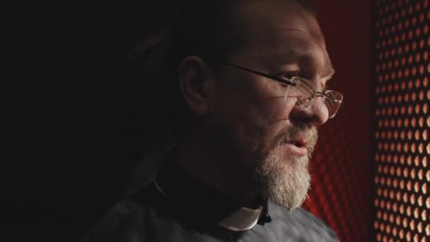 Κοντινό Πλάνο Πορτρέτο Του Ώριμου Καυκάσου Καθολικού Ιερέα Ακούγοντας Εξομολόγηση — Αρχείο Βίντεο