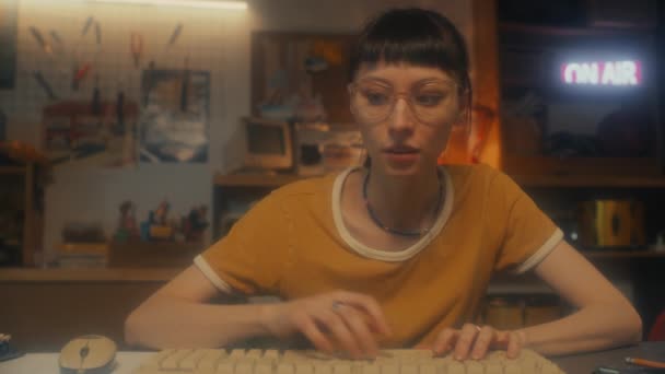 Middelgroot Portret Van Een Jonge Blanke Vrouwelijke Programmeur Met Geel — Stockvideo