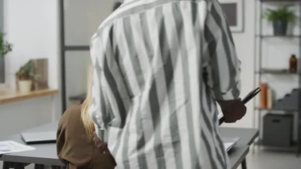 Вибірковий Фокус Знімок Нахабного Афроамериканського Бульбашкового Паперу Образливим Словом Своїх — стокове відео