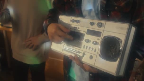 Nierozpoznawalny Młody Człowiek Trzymający Boombox Włączający Muzykę Imprezie Przyjaciółmi Garażu — Wideo stockowe