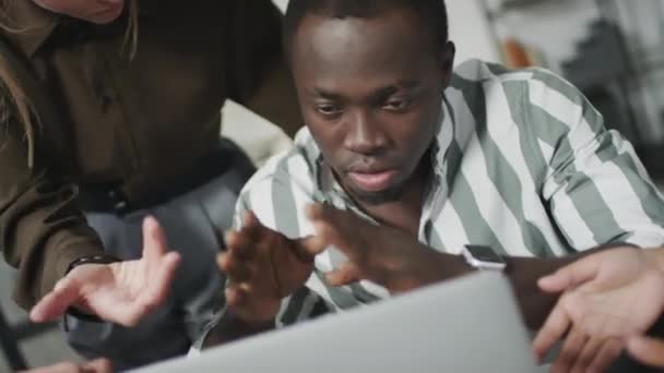 荷兰角度拍摄的残酷经理在会议期间羞辱沮丧的黑人同事 — 图库视频影像