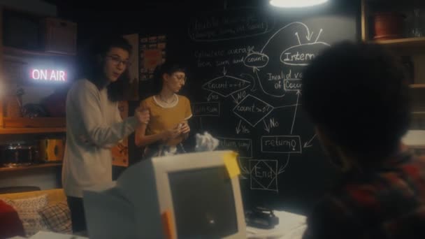 不同族裔的青年男女携手合作 共同绘制新的计算机系统示意图 以解决问题 — 图库视频影像