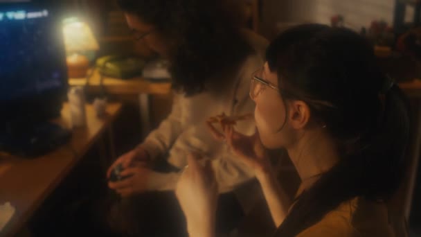 Selektywne Ujęcie Młodej Kobiety Jedzącej Pizzę Lunch Podczas Gdy Jej — Wideo stockowe