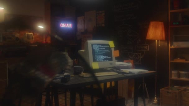上世纪90年代 没有人在复古车库的办公室里被枪杀 桌子上有电脑 墙上有海报 — 图库视频影像