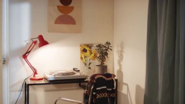 Üzerinde müzik çalar olan orta boy bir masa resmi ve altında da rahat düz bir poster var.