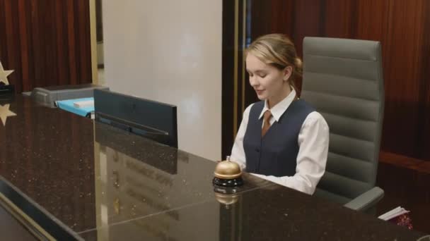 コンピュータで働く女性ホテルの管理者のハイアングルショット 受付エリアのゲストに関するキーボード情報を入力します — ストック動画